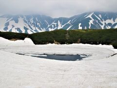 立山黒部アルペンルート、シャーベット状の恐怖の雪道を歩いてみくりが池を観る