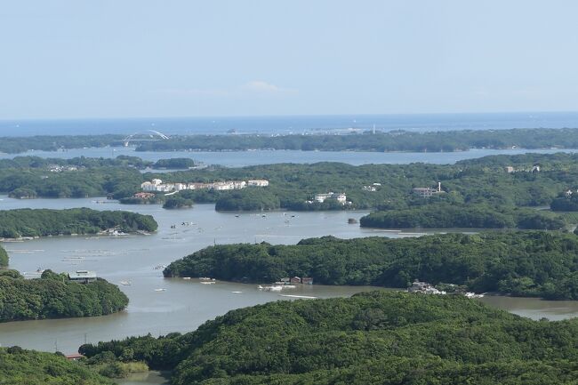 2022年5月26日-31日、三重県・奈良県・京都府に行きました♪<br />初夏の爽やかな海・山岳・古の寺院・庭園、温泉やグルメをたっぷりと楽しんできました♪<br /><br />☆Vol.48：第2日目（5月27日）志摩市♪<br />ザ・ひらまつ・賢島から日帰り観光♪<br />伊勢神宮の外宮と内宮、<br />鳥羽国際ホテルのメインダイニング「シーホース」のランチ、<br />伊勢神宮内宮のおかげ横丁とおはらい町通り、<br />と観光したら、<br />専用車チャーターでザ・ひらまつ・賢島に戻る。<br />途中に志摩の横山展望台に立ち寄る。<br />小高い山の上が横山展望台。<br />素晴らしいパノラマが広がる。<br />緑濃い森の中を湖や川のように海が複雑に入り込んでいる。<br />まるで南米のアマゾンジャングルのよう。<br />次第に日が傾き、<br />夕暮れに。<br />絶景をゆったりと眺めて♪