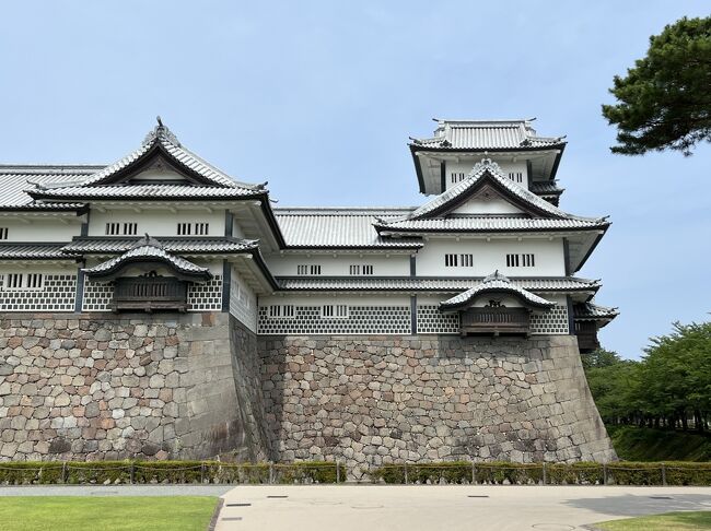 小松で仕事を終えた私たちは金沢に戻りました。<br />金沢と言えば兼六園が有名ですが、江戸時代には隣接して金沢城が建っていました。というよりも、金沢城の隣に兼六園を造ったのです。<br />金沢城の歴史は、天文15年（1546年）に本願寺が金沢御堂を創建したことに始まり、織田信長の命を受けた佐久間盛政が築城しました。<br />天正11年（1583年）に前田利家公が入城し、明治2年（1869年）まで加賀藩前田家14代の居城でした。<br />明治維新後は、終戦まで陸軍の拠点、その後は平成7年までは金沢大学キャンパスとして利用されていました。<br />平成13年に都市公園として開園し、菱櫓や河北門など城郭施設の復元を進め、平成27年には、橋爪門の復元や玉泉院丸庭園の整備を行いました。<br /><br />1日目<br />北陸新幹線かがやき号で金沢へ、レンタカーで白山比咩神社へ移動。<br />獅子吼高原で廃墟に辿り着いてから、山中温泉へ向かう。<br />2日目<br />山代温泉にある九谷焼窯跡展示館を見学、那谷寺に参拝。<br />小松市内で取引先を訪問し、金沢に戻る。<br />3日目<br />整備が進んだ金沢城公園を散策し、帰郷しました。
