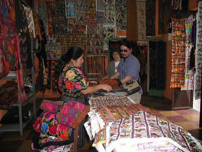 　チチカステナンゴの市に行ってきました。<br />グアテマラレインボーと呼ばれる民族衣装は世界でもぴか一だと思っています。<br /><br />グアテマラは中南米でも最も民族衣装の着着率が高くて民度も高く衣装の凝り方が素晴らしい。<br />　ウィピルと呼ばれる女性のブラウスや、スカート、手織りの布にカラフルな刺繍。男性の衣装も素晴らしい。<br />各村々に特色があり、衣装を見ればどこの村の人々がわかります。<br />　チチカステナンゴの市に行くと近郊の村々から人々が売り買いに来るので、たくさんの衣装に出会えます。<br />　今では見たりしずらい布や凝りに凝ったお古になった布や衣装なども売りに来ています。