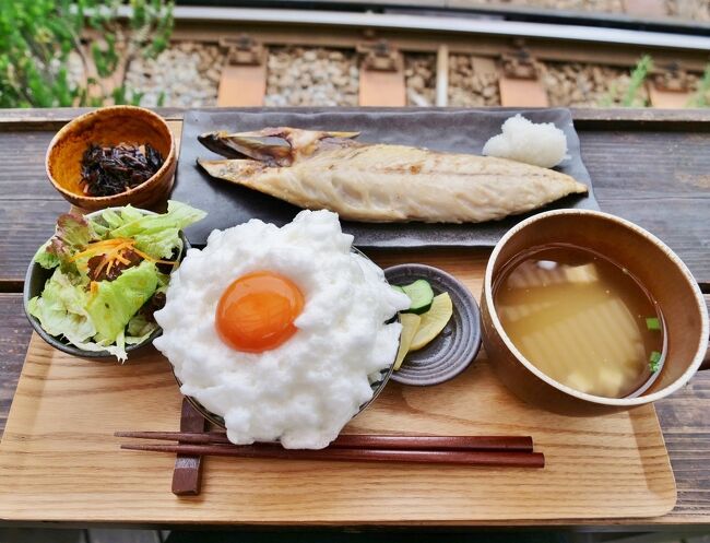 『【鎌倉あじさい旅'22】明月院*茶寮 風花*東慶寺*浄智寺*茶飯事*長谷寺*御霊神社』の続き<br /><br />----------------スケジュール----------------<br />■今回の記事<br /> 7:24 北鎌倉駅到着<br /> 7:34 明月院待ちの列到着<br /> 8:28-10:00 明月院<br /> 10:00-10:30 茶寮 風花<br /> 10:33-10:43 葉祥明美術館<br /> 10:50-11:05 東慶寺<br /> 11:07-11:13 浄智寺<br /> 11:25-11:55 茶飯事<br /> 12:35-13:15 長谷寺<br /> 13:20-13:35 KANNON COFFEE kamakura<br /> 13:37-14:48 長谷寺 あじさい路<br /> 14:55-15:07 御霊神社<br />■15:10-15:40 極楽寺切通し<br />■ >15:25-15:34 成就院<br />■15:43-15:57 極楽寺<br />■16:00 極楽寺駅<br />■16:22-17:10 ヨリドコロ<br />■17:17- 稲村ヶ崎海岸<br />■17:25- 稲村ヶ崎駅<br />■17:54- 鎌倉駅<br /> 帰宅<br />--------------------------------------------<br />表紙:ヨリドコロの干物定食(+こだわり卵)
