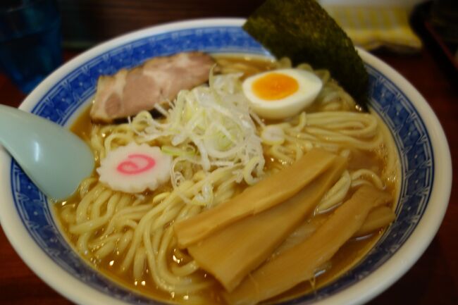 ２０２１年５月２９日はつけ麺石ばしで食事です。暑くなってきましたが、中華そばです。つけ麺も美味しいのですが、安い舎鈴で（笑）。またもや早くから並び、１番の客です。まあ、店長と色々話すのが好きなんですが、この間なんか、１０分以上も（笑）。大勝軒の孫弟子の作る中華そば、相変わらず美味しいです。最近は息子が来ないと「どおしたの？」と聞かれる始末です。<br /><br />