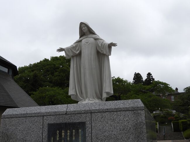 コロナが下火になったこと及び期限切れとなる航空会社のマイレージが残っていたので、これまで旅したことのない函館に出かけました。<br />50数年前の学生時代に住んでいた札幌から上京する時は、青函連絡船に乗って函館から青森に渡ったことはありますが、函館の市街地に出たことはありませんでした。したがって、函館観光は初めての経験でした。<br /><br />旅程は、つぎのとおりです：<br />6月5日	（日）羽田→函館    　ANA555便  　　　湯の川温泉泊<br />　　　　　　　夕方　　函館観光（函館山）　<br />6月6日（月）終日　　函館観光（トラピスチヌ修道院、五稜郭、函館ベイエリア等） 　湯の川温泉泊<br />6月7日	（火）AM　　函館→青森　新幹線（新函館・新青森間）<br /><br />本稿は。第2日目の午前中に出かけたトラピスチヌ修道院の記録です。この修道院は、1898年(明治31年)創立された、日本で最初の女子修道院です。<br />正式名称は、” 厳律シトー会 天使の聖母トラピスチヌ修道院”と名付けられています。この修道院は函館市郊外の函館空港の近くにあります。<br /><br />因みに、函館市に隣接する北斗市には、明治29年開院された日本で最初の男子修道院、トラピスト修道院があります。<br /><br />さて、トラピスチヌ修道院に出かけるために、五稜郭タワー・トラピスチヌシャトルバスを利用することにしました。ホテルから「湯の川温泉電停前」と称するバス停に行き、「函館空港」行きのバスによって、「トラピスチヌ前」で下車しました。運行本数が少ないので、予めダイヤを調べておくことが必要です。<br /><br />ところで、厳律シトー会とは何でしょうか？　<br />それは、カトリック教会の中で、祈りと労働を手段として神と人々に奉仕する隠世共住修道会とのことです。シトー修道会は、1098年、フランス東部の荒野シトーCîteauxにベネディクト会モレーム修道院長ロベールRobert de Molesmeが，原始修道制への復帰を念願して創設されたと言う歴史があります。現在、「厳律シトー修道会」は世界各地に広がり、男子102、女子76の修道院を数え、5,000名程度の修道者が、奉仕の生活を送っているとのことです。（修道院の売店で購入した小冊子を参考に編集）<br /><br />