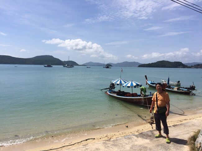 　ミャンマーを旅した後、バンコク経由でプーケット島にやってきました。初プーケットです。<br />タイはチェンマイ方向の少数民族の内陸部は何度か旅しましたが、初めてのリゾート地です。<br />　これからプーケットから船でアンダマン海を南下してランター島、ピピ島、リペ島、ランカウイ島、<br />ペナン島と巡り、マレーシア、マラッカ、シンガポールまでの旅を記録していきます。<br /><br />　この旅直前のミャンマーはここの旅行記に載せましたので良かったご覧ください。<br /><br />12月27日<br />プーケットにやって来ました(*^_^*)<br /> やたらでかくて、都会な島です。<br />昨夜遅く着きました。夜遅いのですが空港でのタクシー順番待ちが長い。最初の宿は島の中心プーケットタウン。<br /> ホテルは市場のとなり。下町で、リゾートの雰囲気は無し。<br /><br /> ソンテクに乗って水族館にやって来て、やっと海が見られました。綺麗です。