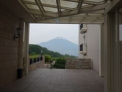 山中湖近くの大きなホテル。４階なのに，富士山が見えない！
