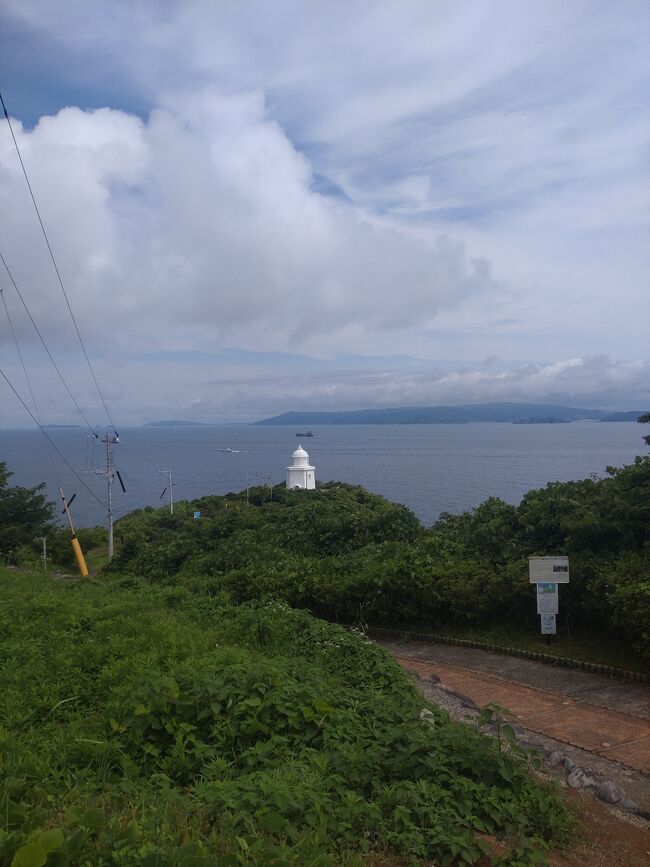 長崎への二人旅です。<br />前回、訪れてない初めての場所を徒歩＆レンタカーでまわりました。お天気は初日雨、翌日は晴れでした。初めて訪れる場所、景色に感動しました。<br /><br />【ANA利用】<br />１日目　羽田08:30→長崎10:25着　<br />２日目　長崎19:05→羽田20:05着<br />【宿泊施設】<br />ANAホテルクラウンプラザグラバーヒル<br />【観光箇所】<br />長崎ペンギン水族館<br />諏訪神社　　<br />サント・ドミンゴ教会跡資料館<br />大浦天主堂　入場料<br />伊王島:灯台、資料館、馬込教会<br />軍艦島周遊＆上陸ツアー<br /><br /><br />