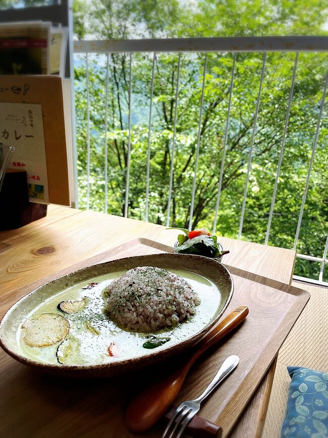 年に一度、埼玉県秩父の山奥にある三峯神社を参拝するようになって今年で5年目。<br /><br />ここに通うようになって以降、良いことも悪いこともいろいろとありました。しかし秩父はどんな時に訪れても豊かな自然で私を癒してくれて、まるで心の故郷のような場所。大好きです。<br /><br />この時期に行くと特に決めていないため、今年はたまたまこの時期になりました。三峯神社へは友人と一緒に行き、私は当日に思い立って一人で秩父で宿泊。翌日に長瀞へと足を伸ばしてきました。<br /><br />毎度ながらゆるゆるで、特に何かの参考になるような旅行記ではありません。もしよかったらご覧下さい。<br />(*･ω･)<br /><br />この旅行記では三峯神社参拝のことを書いています。参拝のついでに、毎回気になっていた場所へついに行ってみました。