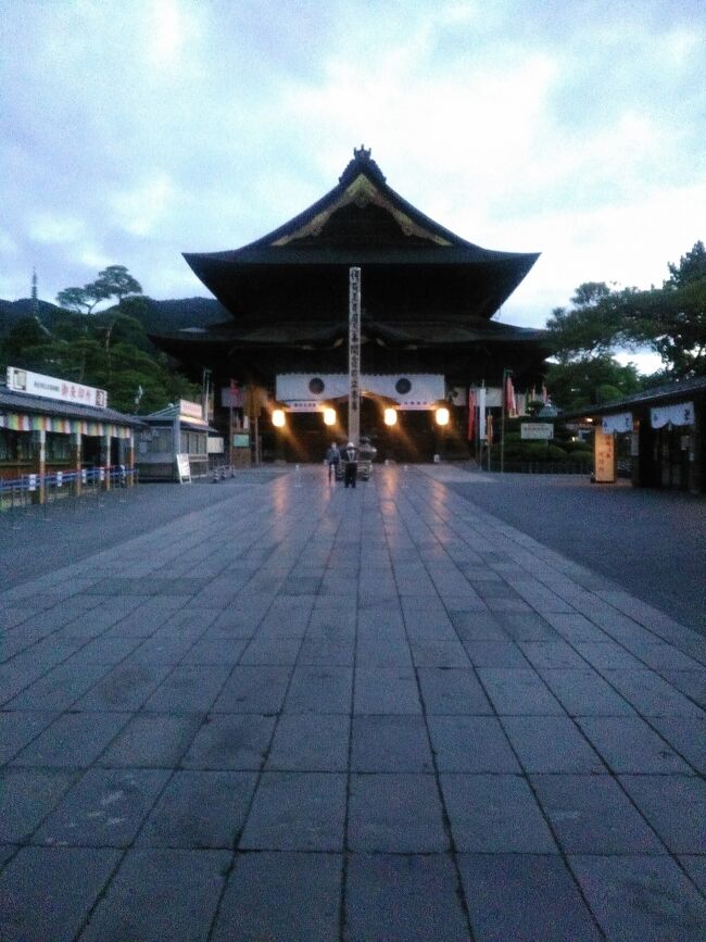 6月の梅雨の晴れ間、ずっと行きたかった草津温泉に行ってきました。行きと帰りに長野県に泊まり 2回長野県民割を使いました。善光寺の御開帳時期も重なりラッキーでした。<br />私にしては3泊4日なんて、長めの国内旅行はワクワクものでした。電車を使って行くと草津温泉はとても遠いけれどラッキーなことも重なり 旅行の距離のショートカットが出来た気がします。最後ハプニングもあったのですよ( ̄▽ ̄;)