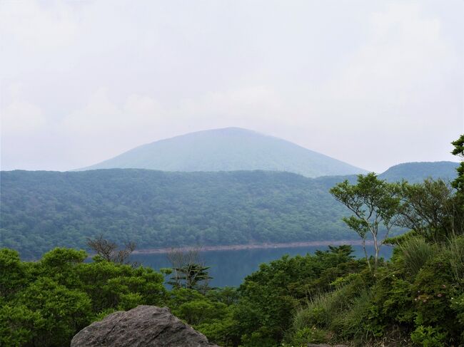 1219 県道1号線をもう一度鹿児島県側，霧島に戻る．1225　大浪池登山口駐車場に車を停める．1234　大浪池まで1.2㎞か．まあ片道小一時間だな．登ってみよう！雨でぬれている転ばないように注意ながら登る．石畳で整備されているが，急な登山道だ．土のほうが登りやすいと思うのだが！1328　九州自然歩道大浪池に　登り54分だった．カルデラ湖のカルデラの際に出た！神秘的に池が見える．また韓国岳に登る登山者も見えた．雲が多い日だが，待っていたら韓国岳全体を見ることができた．池を見るために登山するにはちょっと大変だね！でも周りは高山の雰囲気．この雰囲気はいいよね．<br />1343　下山開始．途中で滑って転んで突き指をしてしまった．幸い骨折はしなかった．1420　大浪池駐車場を出発．霧島神宮に．1441駐車場に．天孫降臨．瓊瓊杵尊の高千穂の峰をまつる由緒ある神社だ．本殿幣殿拝殿は国宝　1715年　鹿児島藩主島津吉貴の寄進．二礼二拍手一礼．1525　出発．<br />霧島温泉に向かう．今日泊まるホテル霧島キャッスルはもうすぐだ．