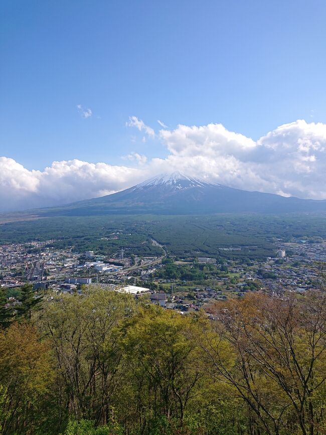 2022年のゴールデンウィーク ２つの3連休の合間の日に山梨県を訪れました。前半3連休は、九州の宮崎県を旅しましたが、後半3連休は北関東を旅します。昨日まで宮崎県にいましたが、東京に一飛し午後から山梨県に入りました。初の山梨県で、甲府方面と河口湖のどちらに行くか迷いましたが、せっかくなので富士吉田＆河口湖の方面を選びました。<br />　前日までの宮崎旅行で疲れも溜まってきていましたが、その疲れを吹き飛ばすかのように、人生初の山梨県と中部地方制覇で喜んでいた為、思う存分に楽しむことができました、何と言っても富士山の景色と河口湖の景色が天気時も恵まれ、とても美しかったです。次に山梨県を訪れた際は甲府にも足を伸ばしてみたいと思います。