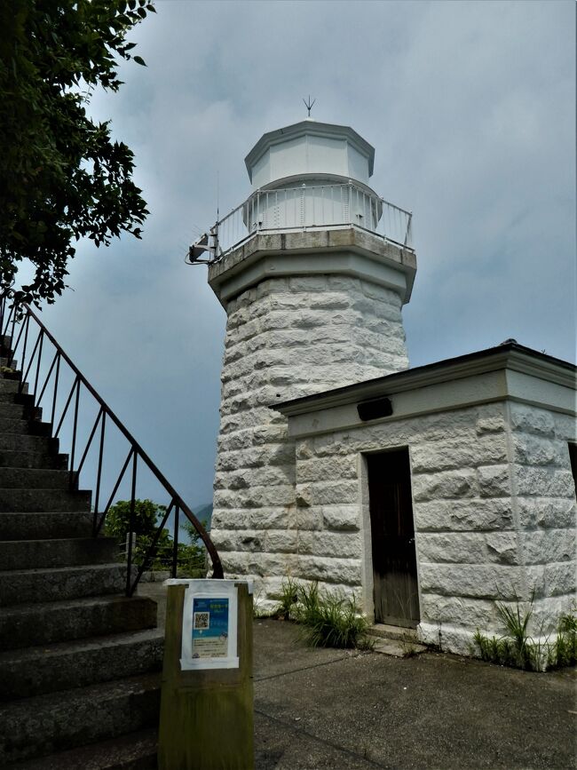 　安芸灘とびしま街道の終点は、関前岡村島である。この辺りは大小いくつもの島々が点在している。関前諸島は、愛媛県今治市に属し中心は岡村島で、その周囲に大下島（おおげしま）、小大下島などが点在する瀬戸内海のほぼ中央部にあたる。<br /><br />　関前岡村島は愛媛県今治市からもフェリーが運航されており、近くの島々を廻っている。その岡村港からフェリーで離島・大下島を目指すことにした。<br />　<br />　フェリーは、岡村港から小大下・大下そして大三島の宗方港へと繋がっている。<br /><br />　何故、そんな離島へいくのか？大下島には昔からの「灯台」がありその側の公園には森繁久弥さんの句碑があるというので、大崎下島の大長へ行った際にどうしても足を運んでみたかったからである。<br /><br />　コロナ禍で気ままな旅を我慢していたが、離島が好きなものだから、よっしゃー、行ってみようと決心。<br /><br />　しかし、何にもない島のどこがいいのか？人それぞれ価値観の違いがあるように喧騒を逃れわざわざ不便な島に足を運んでみたという訳・・・<br /><br />　