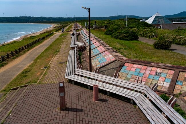 金沢駅と輪島の往復は、往路、高速道。　復路、海岸線を走行した。<br />輪島朝市・輪島塗会館、白米千枚田を訪れた後、輪島キリコ会館、ビューサンセットでの昼食、車窓から日本海の機具岩を見て、千里浜なぎさドライブウエイを巡って金沢へ帰って来た。<br /><br />表紙の写真は、世界一長いベンチ