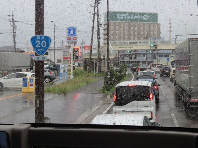 2021年8月14日(土)12時過ぎ、諏訪湖畔から大雨が降る続く中、22分の松本行の電車に乗るべく下諏訪駅へ必死で歩く。時間をちょっと読み間違ったようで、駅に着いたのは22分を過ぎてたと思うのだが、ラッキーなことに電車が遅れてると云うアナウンスが駅に着く前から聞こえてくる。<br /><br />なんとか間に合って、定刻に10分足らず遅れて下諏訪を発車し、岡谷に到着するが、なんとここから先、大雨のため、この電車は運転を中止するとのアナウンス。あれまあ・・・ 取りあえず次の電車を待てとのことだが、どうなるのやら分からない。<br /><br />待ってる間に電車以外の移動方法を調べてみるが、見つからない。タクシーしかなさそう。幸いにこの日の予定は夜にしかない(実際にはそれもなくなった)ので、時間は急ぐことはないが、困ったものだ。ホームで待つこと1時間弱、次の1時22分発が動いてくれることを期待していたが、どうやら無理で、でも代行バスで松本まで行ってくれるとのこと。<br /><br />1時半過ぎ、手配してくれたバスが着いて早速乗車。後続の特急(1時52分着予定のあずさ19号)もここで運転打ち切りとのことで、2時前に到着し、バスに乗り換えて来る。なるほど、私が乗ってた電車のためでなく、この特急の乗客のための代行バスだったのね、と納得。考えてみると当たり前。ラッキーだった、特急が走ってて。<br /><br />岡谷駅、これまで飯田線へ向かう電車に乗り換えたことはあるが、駅から外に出るのは初めて。1905年(明治38年)に鉄道院中央本線が岡谷まで延伸されて開業した駅。翌年には現在の辰野支線が開通し、途中駅となった。1949年(昭和24年)に国鉄の駅となり、1987年にJR東日本の駅となる。1983年にみどり湖駅経由の新線が開通し、分岐駅となっている。<br /><br />駅は岡谷市街地の南西部にあり、1952年に竣工し2016年に改修された駅舎が北側にある。ホームは駅舎に接したホーム(西側に切欠きホームの0番線もある)と地下道で結ばれる島式ホームがある。改札口は駅舎側のみの1ヶ所で、駅の南側とは駅舎東側の高架の自由通路で結ばれている。<br /><br />岡谷市は諏訪湖北西岸の工業都市。横河川の扇状地を下諏訪町と形成しており、諏訪湖唯一の流出河川である天竜川が流れ出している。長野県下の市で最小面積の約85平方㎞に約5万人が暮らしている(長野県下の市町村で12位)。岡谷の名はこの地にあった岡屋牧にちなんでいる。岡屋牧は古代の馬牧(現代で云えば牧場)。平安初期に成立した勅旨牧で信濃16牧の一つ。<br /><br />歴史上は特に大きな出来事には登場していない。1874年(明治7年)に平野村が誕生し、製糸業の中心地として栄えた。1936年(昭和11年)に岡谷市になる。村が町制を経ず市制施行したのは長野県では唯一で、全国でも11例しかない。現在は「東洋のスイス」と云われるように時計やカメラ、電気部品などの精密機械工業が盛んなことで知られる。<br /><br />2台の代行バスは2時過ぎに出発。岡谷市内を北上し長野自動車道岡谷ICの近くで国道20号線に入る。ここから塩尻峠を越えるが、ところどころ冠水している。それでも3時前に塩尻駅に到着。空いてても30分は掛かるようなので、この雨の状況としてはマシだろう。<br /><br />松本までの途中駅に寄るかどうかの調整を2台のバスで行うのに15分くらい掛かって、再び出発。私が乗った方のバスは途中停車なしで松本駅に向かうことになり、渋滞の恐れのある国道19号線を通らず奈良井川沿いを行く。<br /><br />この奈良井川は木曽駒ヶ岳の北に源を発し、南下する天竜川と木曽川の間を北上、奈良井宿、贄川宿から塩尻市、松本市を貫き、松本市の北で梓川に合流して犀川となり、長野市で千曲川(信濃川)に合流する。この川もえげつない流れかた！<br /><br />3時45分過ぎ、なんとか松本駅アルプス口に到着。運休にならなかったら1時前には着いてたはずなので、約3時間余分に掛ったと云うことだが、結果的には早く着いても大雨の中行けるようなところもなかったし、珍しい体験が出来たので、それはそれで良かった。ちなみにこの日は下諏訪往復しかしないと思ったので、18きっぷは使わずにICOCAだったが、改札で普通に清算してもらった。<br />https://www.facebook.com/media/set/?set=a.7864327640303858&amp;type=1&amp;l=223fe1adec<br /><br />岡谷駅で待ってる間、どうなるかが分からなかったのでお昼を食べることも出来なかったので腹が空いた。どっかいいところがないかと駅前通りを歩きだすと蕎麦屋があったので、やっと昼食。駅前弁天と云う店で、本店は昨夜歩いた女鳥羽川沿いの縄手通りにある1877年(明治10年)創業の松本市内で最も古い蕎麦店だそうで、多分だけど約40年前にここで食べたと思う。前にも書いたが、当時はそんな写真は撮ってないので多分だけど… 食べたのはなっとう蕎麦。初めてこう云うの食べたけど、結構うまかった<br />https://www.facebook.com/media/set/?set=a.7864335190303103&amp;type=1&amp;l=223fe1adec<br /><br />ここで蕎麦を待つ間にスマホをチェックしていると、大変な情報が・・・ 何度も書いてるように今回の旅の主目的は行ったことのなかった松本山雅のスタジアム、サンプロアルウィンに行くことで、これから松本バスターミナルから出る無料シャトルバスでスタジアムに向かい、6時からのサンガ戦を見る積もりだったのだが、なんと試合中止(延期)とのこと。まあ、かなりひどい雨が降り続いていて、そんな中で屋根のないスタジアムで観戦するのは堪らんなあとは思ってたのではあるが・・・<br /><br />しょうがないので、駅前の土産屋(下の写真1)で土産購入して5時前にいったんホテルに戻る。スタジアムでスタグルと思ってたので遅い昼食を取ってしまったのだが、この日から松本市はマン防が出た訳でもないのに営業時間短縮要請を出したということで、夜は8時までとなり、7時半がラストオーダー(下の写真2)。<br /><br />と云うことで、昼食から間隔が短いが7時前に夕食へ。昼食を食べた蕎麦屋のもう少し先にある新三よしと云う店。馬肉バルと云うちょっと変わった居酒屋。長野県は古くから馬の名産地として知られ、明治時代から馬肉文化が根付いていた地域。1899年(明治32年)、松本市の馬肉文化の走りとして「味よし、酒よし、気分よし。」の3つの想いを込めて、「料亭 三吉」が創業。そして創業100年の1999年に新三よしと改名し、今に至る。<br /><br />店内には、馬に関する絵画や調度品が至る所に設つらわれており、時代感じるノスタルジックな雰囲気を楽しめる。これだけは食べて欲しいと云う名物料理のさくら刺5種盛と他では聞いたことのない山葵の花おひたしを松本の地酒「善哉(よいかな)」と信州そば焼酎「二八」で戴く。さくら刺5種盛は赤身、霜降り、たてがみ、レバー、ハツの5種類を生醤油、生姜・味噌、生姜醤油など味付けを変えて戴いた。<br />https://www.facebook.com/media/set/?set=a.7864354230301199&amp;type=1&amp;l=223fe1adec<br /><br /><br />8時過ぎ、コンビニに寄ってホテルに戻り2日目は終わる。このままJRの運休が続くとどこへも行けない、困ったなあと思いながら、3日目に続く