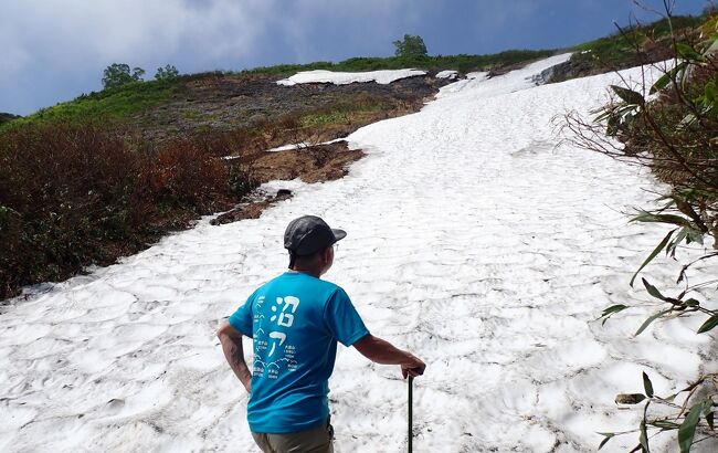 エブリサシの後に、日本200名山のひとつ「会津朝日岳」を目指したが、山頂直下の雪渓が危険な状態だったので引き返した…って話。<br /><br />表紙写真はその現場。