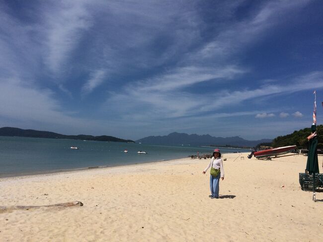 リペ島からすぐ隣、マレーシアのランカウイ島にやってきました。島の北の港から南のパンタイチェナンの南に宿を取りました。<br /><br />リペ、ランター島はヨーロッパ系人一色だったけど、地元の人や黒い人も多く、庶民的な感じがします。<br /><br />マングローブツアー<br />三島巡り、<br />ロープウエー<br />バイクを借りて色々走りまわりました。<br /><br />島が大きいのでとても便利。<br />食事処も多く、そこそこ美味しいのですが、物価が高く感じました<br /><br />宿も近くで二軒ほど変わり居心地の良いビーチ沿いの宿に<br />約一週間滞在しました。