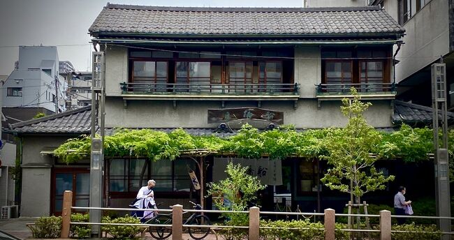 TVを観ていたら、(超でかい)かき氷を特集する番組で、それが「くず餅で有名な亀戸の船橋屋」で出されている…という場面が...<br /><br />私は今、東京スカイツリーの足元、押上にいるので、亀戸は歩いてすぐそこ。<br /><br />Google Mapで調べてみると、歩いて17分…。<br /><br />これは行くしかないでしょう!!...。