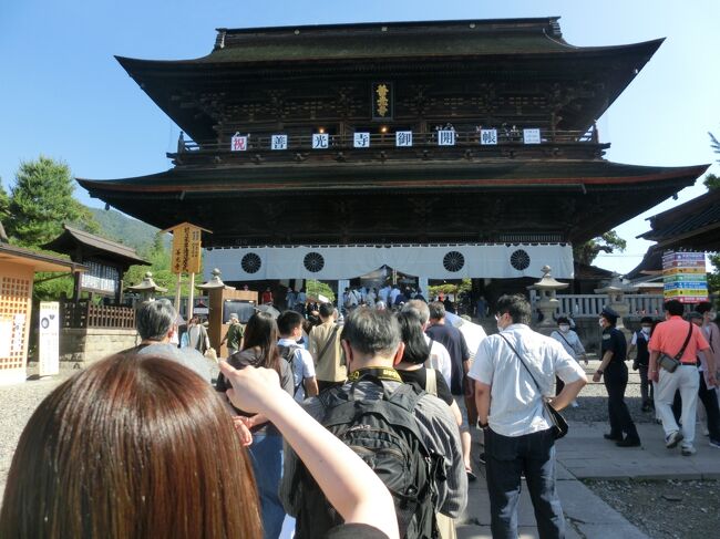 ７年に一度の善光寺御開帳へ行くために長野まで行ってきました。しかしながら善光寺は人が多すぎて、じっくりと見ることが出来ませんでした。結果的に、ついでに寄った“アルプスあづみの公園”と“大王わさび農場”の方が思い出に残りました。残雪を残したアルプスの峰々を背景に見る景色は、私の住む場所とは違う大自然でした。