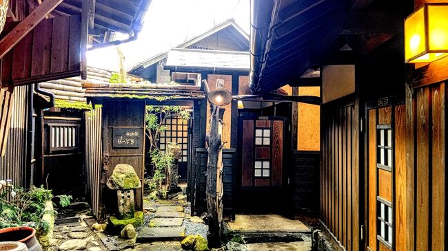 熊本県に訪れたのは30数年ぶりのこと。今回熊本県の中でも有数の温泉に数えられる黒川温泉に訪れた。黒川温泉は阿蘇の北側に位置しており、足がなければなかなか不便。今日の明日で思い立って行ったものなので公共交通機関を利用したが、熊本空港からのバスは13時台までしかなく、レンタカーがあったほうが便利が良い。<br /><br />黒川温泉ではINN Noshiyuというリーズナブルな旅館に宿泊したが、これが大正解!温泉がいくつもあり、家族風呂形式なので独占して楽しむことができる。