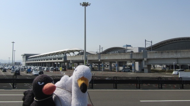 2022年3月16日夜。福島県沖を震源にするマグニチュード7.4の地震が起きました。地震の影響で、東北新幹線も4月13日まで不通。その代替えルートとして、仙台空港と東京（羽田空港）にJALとANAによる臨時便が運航されました。また、スプリングエアも仙台空港と東京（成田空港）で臨時便が急遽、運航することになりました。<br /><br />ちょうど、東北新幹線が全線再開になる2日前の4月12日。仙台空港に、アヒルのつばさは、行ったときのお話です。ちょうど、貞山運河の橋を越えているときに、JALの東京（羽田空港）へ向けて離陸して飛び立って行ったところを撮影しました。<br /><br />それと、震災の復興でだいぶ変わった貞山運河。北釜防災公園もでき、仙台空港周辺は、津波避難場所もできています。