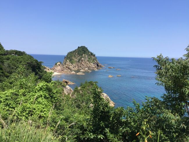 今年の梅雨も明けたことだしそろそろ何処かの海に行きたいなぁ～。<br />しかし南の島を検索するも飛行機やホテルは空きがあるがレンタカーが全く取れない。<br />これがレンタカー会社のコロナショックかと実感。<br />加えて感染者数の増加傾向が見えだして色んな意味で危険な雰囲気満載。<br /><br />ならばあまり人と接する事が少なく、マスクの装着を最小限に出来る所が良いなと近場を検討して、コロナで4年程行けれていなかった日本海に行ってみることに。<br /><br />目的はジオパークにある青の洞門潜りをすること。<br /><br />かあちゃんは山陰の野菜や日本海の魚を買って帰るみたいです。<br /><br />しかし、久々にロングドライブに加えて日帰りビーチ且つ買い物はとてもしんどかった。<br />帰宅後に今更ながら無理のきかない身体になったなぁ～。<br />もう若くない歳なんだと振り返っている日々です。<br /><br />今後は旅のスタイルを変えないとならないと実感した一日でした。