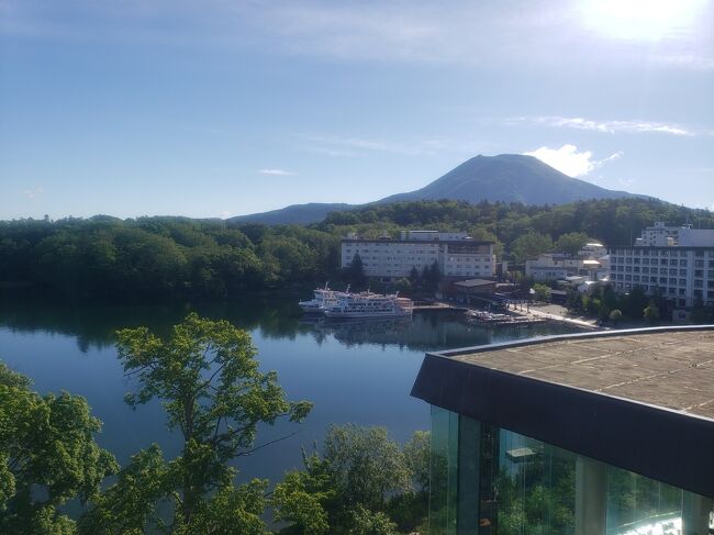 今回は、二度目の北海道夫婦旅です。<br />前回は、道南だったので、今回は道東です。<br /><br />天気予報では、梅雨前線と縁のないはずの北海道に、梅雨前線が訪ねてくるとか大変なことになりそうでした。<br /><br />ところが、天気は移動する所だけ雨が降らないか、阿寒湖周辺などは快晴、他、摩周湖・屈斜路湖、網走、能取岬・サ<br /><br />ロマ湖などは晴れ。美幌峠は快晴で、何より遊覧船の事故があった知床半島は、その全景がはっきりと見られました。<br /><br />道東を観光した後、旭川まで戻りラーメンを食べにホテルを出たときは、流石に雨模様でした。<br /><br />後で聞くと、旭川市は警報が出ていたみたいで、動物園近辺は冠水したところもあったとか・・<br /><br />次の日は、富良野へ立ち寄りましたが、色彩の丘の時は、小雨でした。その後に雨は上がり、ファーム富田の時は完<br /><br />全に雨は上がっていました。<br /><br />その後、新千歳へ戻り、空港で甘いもの一杯食べて、いざ伊丹空港へ・・・<br /><br />今回は、ＪＡＬさんのボーイング７３７でした。行きも、帰りも満席でした。<br /><br />コロナに感染すると大変だけど、怖がってばかりでは後で後悔するし、何より観光産業に携わっている人たちに少し<br /><br />でも応援できていることに満足感を味わっています。<br />