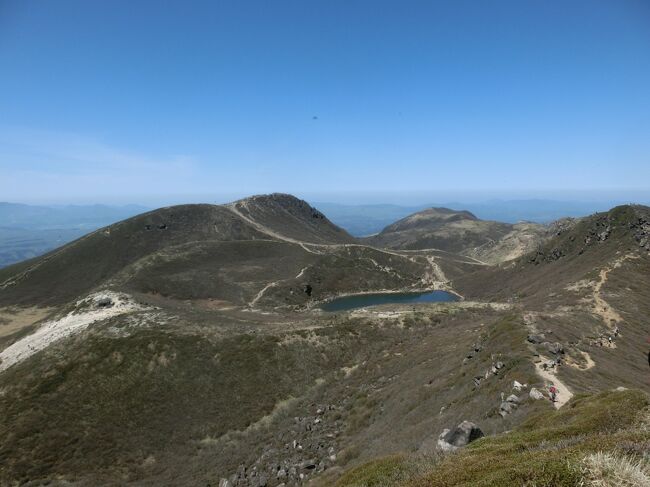 2022ゴールデンウィークの九州旅行、この日は、くじゅう連山へ。私にとっては、初の大分県訪問です。<br />牧ノ戸峠の駐車場は、200台のキャパがあるが連休ど真ん中のこの日、かなり早い時間に満車になると想定はしていましたが、7:30に着いた時点で既に満車。500mほど下った場所に駐車しました。<br />登山口から沓掛山に至る、舗装路の急な登りがかなりしんどかったけど、それを超えると、その後しばらくは、広めの緩やかな尾根。くじゅう連山はもちろん、遠くに阿蘇山や祖母山、由布岳などを眺めながらの楽しい歩きを満喫しました。<br />天気が良かったので、眺めが良い分、暑さ対策は必要でした。ルートのほとんど木陰などは少なく直射日光に当たるので、帽子などは必携です。<br /><br />