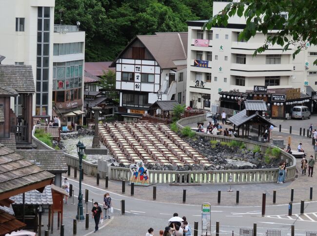 　2022年6月25日（土）～26日（日）に草津温泉に行ってきました。<br />　<br />　草津は、旅行記としてはアップしてませんが、昨年もこの時期、6月最終の土日に来ており、ちょうど1年ぶりになります。<br /><br />　今年は24日（金）に、高崎に前泊し、軽井沢に寄ってから草津に行きました。<br /><br />　草津、泉質も良く、好きな温泉地です。今回の旅行も、個人的には楽しめた１泊でした。<br /><br />今回の主な行程は、次のとおりです。<br />【6月24日（金）】<br />自宅→ドーミーイン高崎（前泊）<br /><br />【6月25日（土）】<br />ドーミーイン高崎→軽井沢ショッピングプラザ→Bon Okawa チョコレートファクトリー→丸山珈琲軽井沢本店→草津スカイランドホテル（宿泊）<br /><br />【6月26日（日）】<br />草津スカイランドホテル→湯畑ちょろっと散策→（買い物）→自宅<br /><br />　毎回、中身は薄いわりには、今回も画像数が93枚と多く、とりとめもない旅行記ですが、仲良し夫婦の旅行記です。<br /><br />　そんな旅行記ですが、さらっと、最後までご覧いただけたら嬉しいです。<br /><br />※2022年7月6日（水）アップ