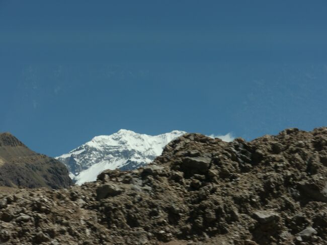 mendoza argentina<br />チリからアンデスを越え、アルゼンチン、メンドーサに着きました。途中の景色は絶景！<br />　表紙の写真、おそらくアコンカグア<br />7時間掛かって到着。<br /><br />宿探しに苦労したがマルベックという、ワインの街らしい名前のホステル。3500円くらい。気温30度くらい。<br />さっき扇風機が壊れた。<br />あわてて修理。<br /><br />お金のトラブルが昨日から続く。が仕方がない。<br /><br />パタゴニアビール、二本、ビノタントハーフ、チキン、とライス。9500<br />チップ、1200<br /><br />メンドーサで、二日ぶりの夕食にありつけ、ようやくワインも飲めました。まあ、帰り道にも寄る予定で今は先をいそぎました。 メンドーサはとにかく人が多く街中、公園ひとがワイワイ歩き回ってました。 やはり南米は今は夏。毎日暑い！日中は常に30度以上、昨夜はずっと暑く寝苦しい一夜で、扇風機はつけっぱなし、真冬の北海道から来ると、その差が激しい。 蚊も多く、十数カ所は刺された。そして時差ボケが今回長く続く。<br />メンドーサは街中の街路樹、公園の木が巨木だ。<br />おかげで日陰が気持ちいい。<br />