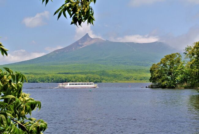 初夏の大沼公園はいいと思います。<br />大正時代に日本新三景に選ばれ、北海道の顔的な観光地。<br />ジュンサイそばも良いな。<br />たしか大沼のほとりに、雰囲気の良いレストランもあったはず。<br />午前中からビールとか……。<br />JRの周遊券の旅の締めくくりに、道南です。<br /><br />という具合に自分を奮い立たせてJR北海道6日間乗り放題切符残り二日間を使い倒すべく体に鞭打つ。<br />昨日、午後から用事が入っていて札幌市内の自宅に戻って夜までなんやかやしていて……。<br />しかし、春先に受けた健康診断で引っかかって以来、健康には気を配り、理想的な食生活に適度な運動を心掛け、一月後に医者も驚くほどの数値をたたき出した割に、スタミナに乏しい。