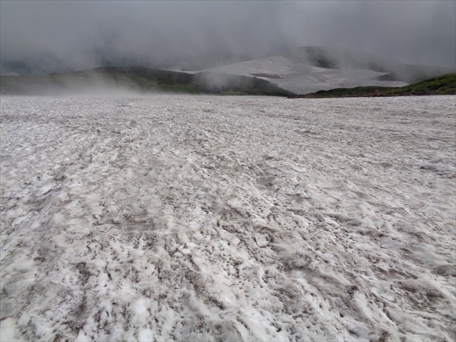 夏の鳥海山「心字雪渓」を歩く