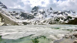 まだ凍っていたジョフレー湖　ウィスラーでハイキング