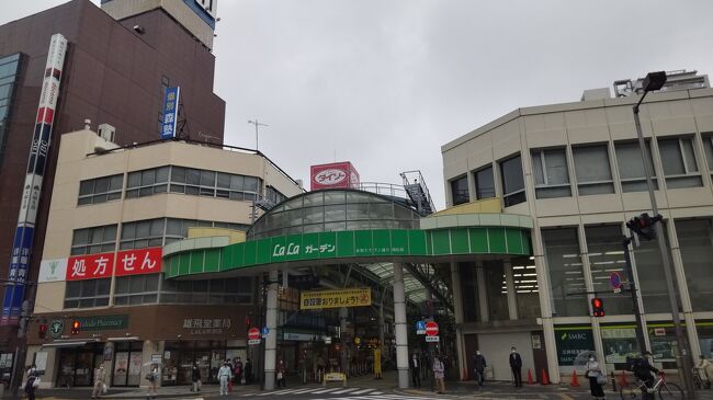 この日は赤羽に用事があり南北線の赤羽岩淵駅を降りる。<br />ここから赤羽駅までは10分もかからない。<br /><br />ゆっくり赤羽駅に向かって商店街に入る。<br />飲み屋が並ぶ商店街を歩くのは楽しい。<br />後でどの店で一杯やろうか考えながら駅に出る。<br /><br />まだ少し時間があるので、今日はアーケード商店街を歩いてみよう。<br />何度となく来ている赤羽だが、このアーケードを歩くのは初めて。<br />少しぶらついてから駅に戻る。<br /><br />選挙が近いから人も多い。<br />用事を済ませてから一番街で一杯やろう。<br /><br />一番街に入って直ぐにある「バリキ屋」に入ろう。<br />いかにも大衆酒場と言った雰囲気。<br />あまりお腹は空いていないから、軽いものをつまにながらビールを飲む。<br /><br />きゅうりと茗荷のたたき和えを食べてビールを飲む。<br />タコの刺身も中々美味しい。<br /><br />メガレモンサワーに切り替えてゆっくり飲む。<br />ちょい飲みのつもりだったが、結構飲み過ぎた。<br /><br />店を出てから〆を食べたくなる。<br />人気店「はやし田」に入ろう。<br /><br />たちうおベースのスープが絶品。<br />麺も上品な感じで美味しい。<br />雰囲気の良い店内で美味しいラーメン。<br /><br />満足して店を出る。<br />もう一杯くらいと思ったが、この日はここまでで〆よう。<br />やっぱり赤羽は楽しい！