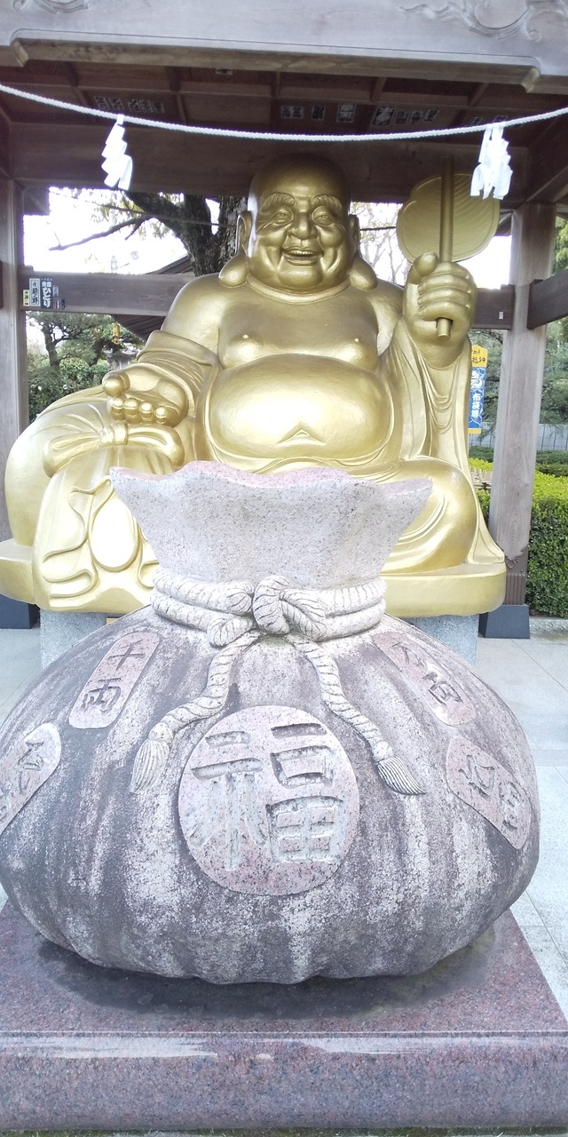 岡山と高松へ2泊3日で出張した際の滞在記です。<br />香川県は初めてでした。<br /><br />岡山で宿泊した「ANAクラウンプラザホテル岡山」と<br />高松で宿泊した「ロイヤルパークホテル高松」の滞在、<br />そして高松の讃岐國一宮として高い格式を誇る「田村神社」が<br />メインの旅行記です。<br /><br />「田村神社」は見所満載の神社でした。<br />ここまでバラエティーに富んでいて楽しめる神社は<br />そうはないのではないでしょうか。<br />あらゆるご利益を頂くことができるのでおススメです！<br />