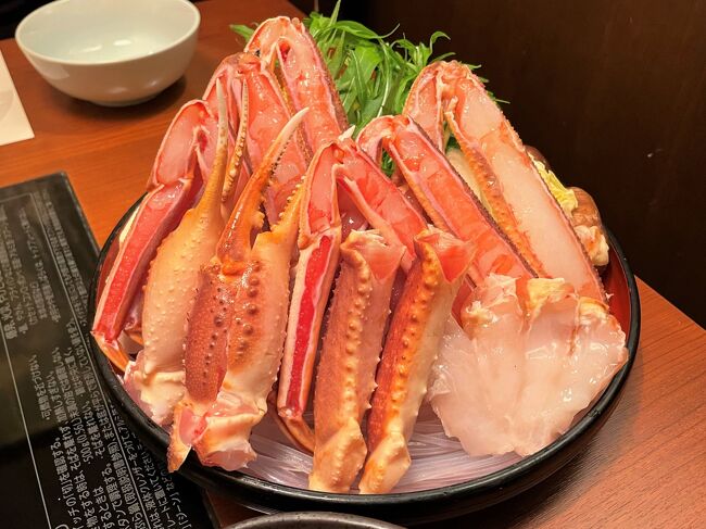 ◇ 京都駅ビル専門店街『The CUBE(ザ・キューブ)』の年末年始の<br />営業時間のご案内<br /><br />『ジェイアール京都伊勢丹』などはお休みする日もあるので<br />お土産を買う際や食事難民にならないように注意しましょう!<br /><br />◆ JR京都駅西口2F『京名菓・名菜処 亰(みやこ)』【KYO-AME tonimaru】<br /><br />2021年2月15日、【京あめ とにまる】京都駅cube店がオープン!<br /><br />ひやしあめフロートをいただきます♪<br /><br />◆ 2021年6月22日、京都駅近くに【ふぐ・かに・はも 輝月】がオープン!<br /><br />ふぐ・かに・はも料理店で都内のかに専門店では食べられないお値段(安い)で<br />美味しいかにセットをいただきます♪<br />場所はブライトン京都駅前。『京都ブライトンホテル』にあるのではありませんよ。<br /><br /><アクセス><br />京都市営地下鉄烏丸線京都駅1出口より徒歩約2分<br />JR京都駅中央口より徒歩約5分<br /><br />◇ 京都市伏見区『伏見稲荷大社』<br /><br />京都駅から京都市バスで向かいます。<br />「おもかる石」、「千本鳥居」、きつねの顔の絵馬「白狐絵馬」、<br />願いが通る(かなう)「願かけ鳥居」などいろいろと写真に収めます♪<br /><br /><アクセス><br />電車をご利用の場合<br />〇 JR奈良線 稲荷駅下車 徒歩直ぐ (京都駅より5分)<br />〇 京阪本線 伏見稲荷駅下車 東へ徒歩5分<br /><br />市バスをご利用の場合<br />〇 南5系統 稲荷大社前下車 東へ徒歩7分<br /><br />◇ 京阪本線「伏見稲荷」駅にはきつねの像があります。<br /><br />「京都」駅には停まりません。2つ隣が「東福寺」駅です。<br /><br />『伏見稲荷大社』では「稲荷大神様」のお使いはきつねとされているため、<br />あちこちできつねにちなんだものを見かけます。<br />但し野山に居る狐ではなく、我々の目には見えない透明な白狐=びゃっこさんです。<br /><br />◇ JR奈良線「稲荷」駅<br /><br />「京都」駅や「東福寺」駅にも停まります。<br /><br />◆ 京都市伏見区【kanoco cafe】<br /><br />2019年、【カノコカフェ】がオープン!<br /><br />◆ 京都市伏見区【宝玉堂(元祖きつねせんべい)】<br /><br />稲荷煎餅発祥の店だそう。きつねの顔を模った手焼きせんべいが人気です。<br /><br />◆ 京都市伏見区【Cafe goo】<br /><br />【カフェ グー】<br /><br />◆ 京都市伏見区【元祖 松屋の稲荷煎餅】<br /><br />【おせんの里 松屋】の稲荷煎餅 きつねちゃん!<br /><br />◆ 京都市伏見区【まるもち家】伏見稲荷本店<br /><br />つぶあんやみたらしをお餅でまあるく包んで焼き上げた、<br />お餅の和菓子のお店です。「水まるもち」はSNSで26万いいね!を獲得<br /><br />◆ 京都市伏見区 手焼きせんべい【伏見 いな里屋 本家】<br /><br />◆ 京都市伏見区【手作り箸工房 遊膳】伏見店ではマイ箸も作れます。<br /><br />◆ 2019年5月1日【珈琲所コメダ珈琲店】京都伏見稲荷店がオープン!<br /><br />◆ 京都市伏見区 煎餅・おかき・ぬれおかきの専門店【寺子屋本舗】伏見店<br /><br />◆ 京都市伏見区 甘味処【伏見稲荷 参道茶屋】<br /><br />◆ 京都市伏見区【御食事処 日野家】の名物すずめの焼き鳥<br /><br />◆ 京都市伏見区 寿司【花家本店】のいなり寿司<br /><br />◆ 京都市伏見区 お食事処【稲福】の名物すずめの焼き鳥<br /><br />今回もJR東海ツアーズの新幹線ダイレクトパック(東海道新幹線+宿泊パック)を<br />利用することにしました。<br />「ぷらっとこだま利用プラン」にはドリンク引換券2枚が付いていますが、<br />「のぞみ号プラン」はドリンク引換券は付いていません。それでも通常よりもお得です。<br /><br />東海道新幹線のぞみ号往復指定席+ホテル代込みのお値段は一番安い<br />『アーバンホテル京都五条プレミアム』を指定した場合、1泊2日で 1名 22,100円<br />(グリーン車利用は 28,500円)となり、非常に安いです。<br />プランは3泊4日まであり新幹線の時間と宿泊ホテルは一覧の中から選べます。<br />京都には魅力的なビジホがたくさんオープンしていて、大浴場(お風呂)や<br />露展望風呂付きのところもあり、かなり悩みました。<br /><br />◇ 京都市南区『Via Inn Kyotoeki Hachijoguchi』<br /><br />2019年5月30日、『ヴィアイン京都駅八条口』が京都駅から2分の場所に開業!<br /><br />数あるビジホの中から京都駅すぐの場所にオープンしたホテル<br />『ヴィアイン京都駅八条口』に宿泊しました。2名1室 17㎡ダブルまたはツインが<br />一番安くて1泊 5,130円。しかし、狭くてスーツケースが置けないのは困るので、<br />広めのお部屋にした為、ちょっと高くなってしまいました。<br />東海道新幹線のぞみ号往復指定席+ホテル代込みのお値段は3泊4日で<br />一人 42,600円でした。