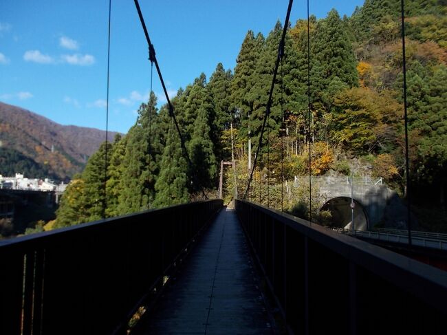 二泊三日の旅行最終日、宿泊地のフィール宇奈月を朝9時に出発し、詩のみち遊歩道、やまびこ遊歩道を歩き、さらに宇奈月湖畔にあるとちの湯まで足を伸ばして入浴。夜までに電車で富山駅前まで移動し、夜行バスで帰りました。