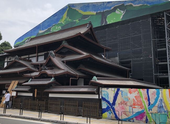 2022年7月10日(日)~13日(水)阪急トラピックス主催「瀬戸内の味覚を味わう四国名所10景4日間」に参加しました。瀬戸内の味覚を味わい、温泉に浸かり、四国名所を10か所巡る4日間の旅行記です。食べっこクラブの私にぴったりの旅で、大学時代の友達にも3年ぶりに再会できました。主な行程は下記の通りです。①②③・・・は旅行記の番号です。名所は1.2.3・・・と表記しました。〇は下車観光です。よろしければお付き合いください。<br />7月10日(日)1日目 自宅~最寄りのバス停=羽田空港~JAL435便にて松山 <br /> 空港=〇1.道後温泉街(松山の友達と再会)①= <br /> 奥道後壱湯の守泊<br />11日(月)2日目 ホテル②=〇2.大洲=宇和島真珠会館にてランチ③=<br /> =道の駅みしょうMIC③= 〇3.四万十川・佐田沈下橋 <br /> 道の駅あぐり窪川=高知市内散歩④~土佐御苑泊<br />12日(火)3日目 ホテル⑤=〇4.桂浜・坂本龍馬像=〇5.祖谷かずら橋⑥<br /> =〇6.大歩危峡=吉野川SAにて自由ランチ=〇7.うだ<br /> つ=8.霊山寺⑦~アオアヲリゾートナルト泊⑧<br />13日(水)4日目 ホテル⑨=〇9.鳴門公園=〇10.金刀比羅宮⑩=ハレルヤ<br /> スイートキッチン=徳島空港JAL482便にて羽田空港~<br /> 最寄りのバス停~自宅⑪