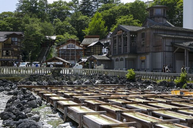 愛郷ぐんまプロジェクトを利用した草津温泉旅行。八ッ場ダムに立ち寄った後草津温泉へ。<br />ホテルで愛郷ぐんまプロジェクトの手続きをした後クーポン券をもらい、昼食、その後草津の定番「湯畑」周辺を散策します。