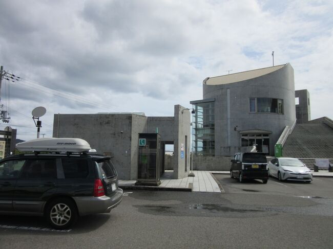 数年ぶりに「緊急事態宣言」も「蔓延防止等重点措置」も無いGW、しかし去年から集客施設に移動になったためGW中も仕事があり大型連休は無し、その分、平日に三連休を取りダムカード収集&道の駅スタンプラリーに出かけました。<br /><br />ダムカード<br />近年人気のダムについての情報が記載されているカードです。<br />2017年5月にダムカード収集巡りを始めて<br />今回は67回目です(回数は訪問日数でカウント)<br />第66回終了時点で、22都府県の254施設を巡りました。<br /><br />そして更に前、2016年から始めた道の駅スタンプラリー<br />各道の駅に設置してあるスタンプを押印して回るだけなのですが、これが中々に面白い、道の駅はエリア分けされて、エリア事に公式なスタンプ帳まで有ります<br />2022年5月10日現在で<br />関東エリア(関東1都6県+山梨県+長野県北部)は全181駅を訪問済<br />中部エリア(長野県南部+岐阜県+静岡県+愛知県+三重県)は全135駅を訪問済<br />近畿エリア(福井県+滋賀県+京都府+大阪府+兵庫県+奈良県・和歌山県)は全152駅中51駅訪問済。<br /><br />道の駅スタンプラリーの対象地区を広げすぎると収拾不能となるため現在は近畿地区制覇を目論見中です。<br /><br />折角取れた三連休、関東在住の私にとって中々訪問しずらい紀伊半島を巡る事とし、初日は和歌山県南部を巡り2日目は奈良県南部と和歌山県中部を巡ります。<br />相変わらず、あちこち立ち寄りながらの旅なので、前編・中編・後編に分けてお届けします。<br /><br />後編はダムカード配布対象施設はお休みで<br /><br />近畿道の駅スタンプラリーは<br />和歌山県 №04 龍神<br /> №09 みなべうめ振興館<br /> №15 水の郷日高川龍游<br />を巡ります<br /><br />近畿道の駅スタンプラリー<br />(福井県+滋賀県+京都府+大阪府+兵庫県+奈良県・和歌山県)<br />対象駅・・・・全152駅<br />本編訪問駅・・・ 3駅( 1.97%)<br />累計達成駅・・・58駅(38.2%)<br />未訪問駅・・・・94駅(61.8%)<br /><br />※近畿道の駅スタンプラリーの備忘録(和歌山編)はこちら<br /> https://4travel.jp/travelogue/11710717<br /><br />前日実施予定だった本日の行動予定検証が仕事のトラブルで時間が取れず、作戦が甘かった事が露呈、後編に於いてそのツケが一気に回ってきてしまい、当初の最終目的地「道の駅 ごまさんスカイタワー」に着いた時はまさかの閉店でした(泣)<br /><br />※つたない文章&写真ではありますが、是非最後までお付き合いください
