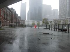 大雨の東京駅周辺