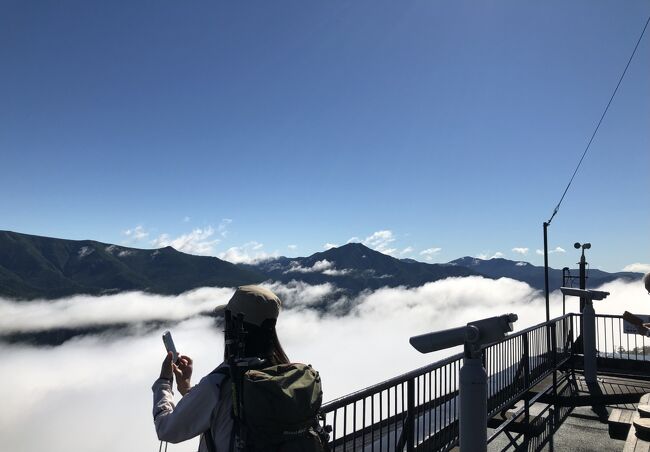 　2022年7月23日（土）～25日（月）阪急トラピックス主催「雲上の花畑広がる「旭岳」と「黒岳」ガーデンフェスタ北海道2022」に参加しました。その3日間の旅行記です。猛暑の関東を離れ、20度前後の涼しい北海道で、お花を見て、温泉に入って、ご馳走を食べて来ました。よろしければご覧ください。主な行程は以下の通りです。①②③は旅行記の番号です。<br />7月23日（土）1日目　自宅～羽田空港～新千歳空港①＝恵庭「はなふる」<br />　　　　　　　にて「ガーデンフェスタ北海道2022」鑑賞②＝イオンモール　　<br />　　　　　旭川駅前買い物＝ホテルウィングインターナショナル旭川駅前泊③<br />24日（日）2日目　ホテル＝旭岳駅～ロープウェー～姿見駅 <br />               ロープウェー④フラノマルシェ ランチと買い物⑤＝<br />　　　　　ファーム富田⑥＝美瑛青い池＝白ひげの滝⑦＝<br />　　　　　層雲峡温泉　層雲峡観光ホテル泊⑧<br />25日（月）3日目　ホテル＝層雲峡駅～黒岳ロープウェー　黒岳5合目散策～<br />               黒岳ロープウェー～層雲峡駅⑨＝層雲峡⑩＝新千歳空港～羽田空港<br />　　　　　～自宅⑪<br />　　<br />