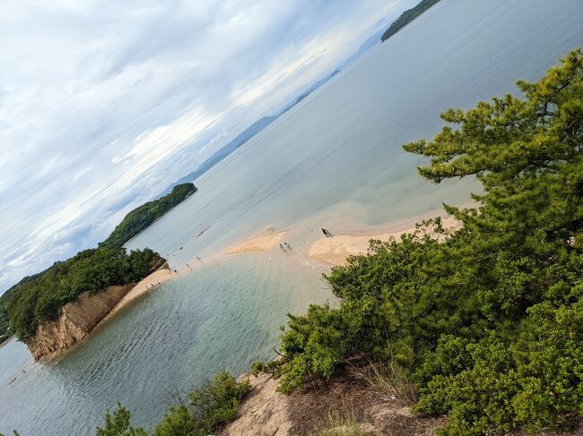 JALのどこかにマイルを使ってどこかへ行く旅は２回目。<br />今回も何度も何度も候補地を表示させ…最終的に「高知.高松.長崎.福岡」のどこかに行くプランで申込！！行き先決定までどきどきわくわく(^o^)…と思ったら翌日には行き先が「高松」に決定したとのメールが来ました！実は4つの候補地のなかで１番行ってみたかったのが高松！<br />うどんも食べたい、金毘羅さんにもお参りしたい、小豆島にも行ってみたい…盛り沢山の2泊3日になりました。