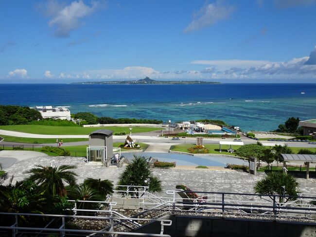 三日目は、13年ぶりの本部半島。海洋博公園や周辺の瀬底島、今帰仁城に、大ブレイク中の古宇利島などを回ります。美ら海水族館を始めとして沖縄本島の観光としては、定番中の定番でしょう。そういう意味だとあまり大きなサプライズはなかったのですが、それでもいくつか挙げるとすると。。<br /><br />13年前やそれ以前のイメージも含めてですが、私が認識していた本部半島観光の基本と言えば、海洋博公園とプラスして今帰仁城。かつ、海洋博公園といっても、美ら海水族館が8～9割かな。ダントツの存在だったと思います。そういうことからすると、久しぶりの美ら海水族館は楽しみだったんですが、ちょっと残念だったことも。。はっきりどこということではないんですが、外観とかが全体に古びてきていてその辺りからあれ？っという感じ。そして、大水槽にジンベイザメが2匹、それもあんまり大きくないのが泳いでいたのにはびっくり。えええー。<br />那覇からはるばる観光客がジンベイザメを目当てに来てもこれじゃあねえ。大阪の海遊館と同じじゃないですか。3匹4匹が悠々と泳いでいたかつての迫力を思うと雲泥の差。美ら海水族館大丈夫かな？とけっこう心配になりました。ただ、一方で、その分、ゆっくり回ったその他の施設。遠く伊江島を望む景色をバックに建つおきチャン劇場、イルカラグーン、ウミガメ館も悪くないし、おきなわ郷土村、熱帯ドリームセンター、海洋文化館の充実度も目を見張るもの。今さらの感もありますが、海洋博公園は美ら海水族館だけではないんだなの思いを強くしました。<br />また、瀬底島や古宇利島の観光の厚みが新たに加わって、本部半島全体の魅力は間違いなくもう一段階上がっています。今帰仁城、古宇利島は残念ながら雨でしたが、その辺りの全体像はちゃんと確認できたように思います。<br />あと、B級グルメの方だときしもと食堂は、絶対のお勧め。今回回った沖縄そばのお店。高江洲そば、宮里そば、ウシ商店とか選りすぐりのお店ばかりだったと思いますが、その中でも明らかにきしもと食堂がナンバーワン。いやはや、いつものことではありますが、諦めずに丁寧に回らないとこうした大切な出会いはないんですよね。<br /><br />さて、今日の泊りは浜比嘉島。本部半島からは少し遠いですが、途中、高速道路もあるみたいだし、最後の移動はあまり心配しなくてもいいでしょう。