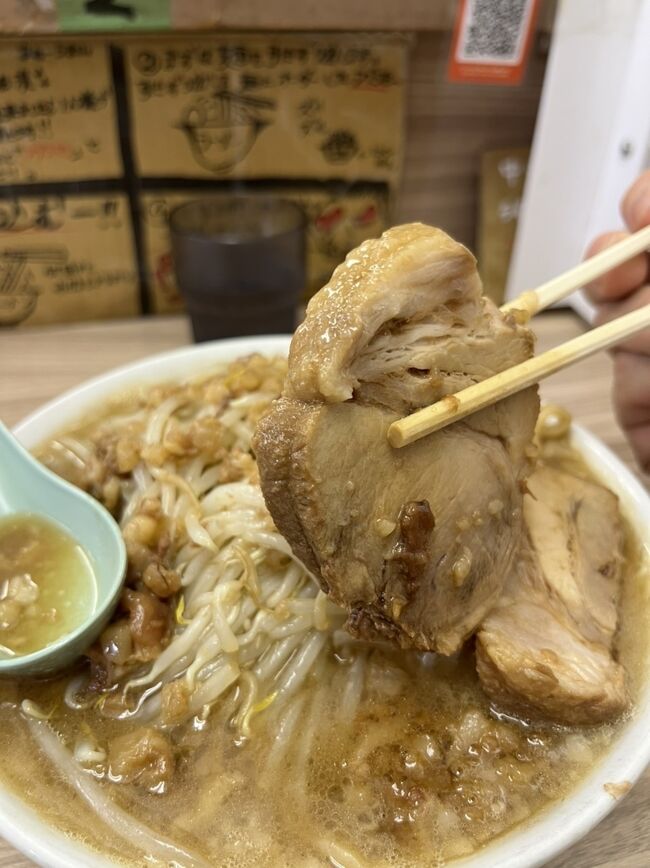 本日のランチは、久しぶりに二郎系ラーメンが食べたいとのことから、店は穴場では無いですが、場所的に分かりにくいところにある『ラーメン荘歴史を刻め 寝屋川店』へ。