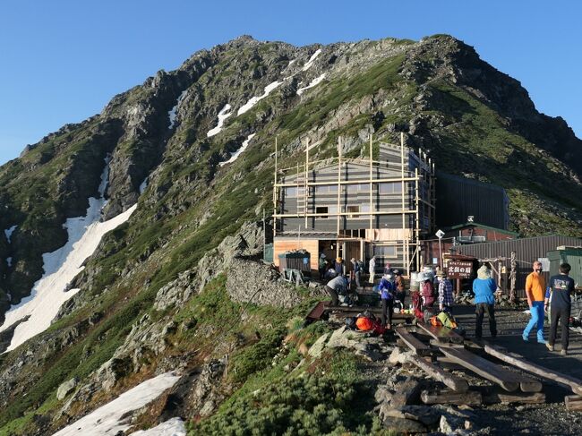 想い焦がれた念願の北岳に登って来た。<br />決行に至るまで、ルートの検討やら荷物の準備、カラダの準備、そして心の準備と直前まで慌ただしく、ホントに行けるのか?と不安になったりと、柄にもなくオタオタ・・・<br />それでもフタを開けてみりゃ天候にも恵まれ、間違いなく心に残る山行となった。<br /><br />さて、想いが強くなりすぎ写真が想定外の量となり、削りに削っても100枚以下にならない。<br />仕方ないので登山本編は2編に分けることにした。<br /><br />まずは、ちょっとめんどくさいプロローグから
