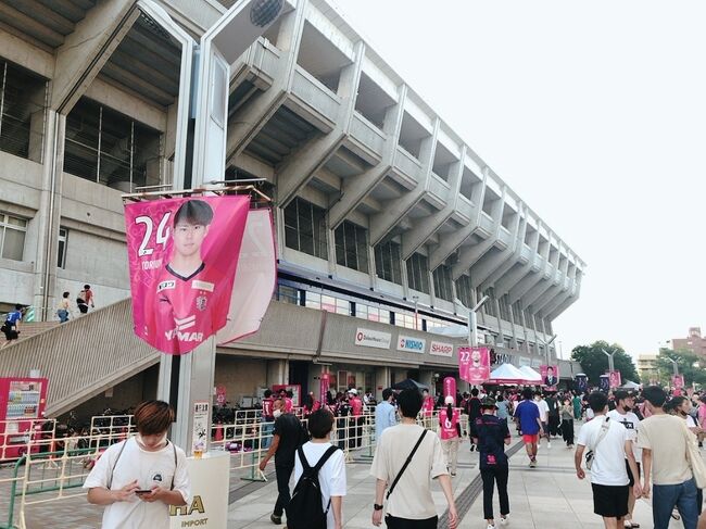 当日大阪泊としても翌朝早朝移動し、一週間仕事を頑張るというのは西村が1試合で14km走る以上の勇気がいる。<br />それでも今節は鬼門大阪は長居まで来てしまった。<br />小生が遠征すれば、なんだか、今節は確実に勝てる気がしてならなかった。<br /><br />今年の小生はかなりもっている。<br />ACLはともかく、日本で開催された試合での参戦戦績は、ホーム9勝2分・アウェイは5勝2分の未だ無敗。<br />逆に言うと天皇杯も含めて小生が行けななかった試合に限って敗退している。<br />ながくなってきたサポーター人生で、シーズン18戦負けなしという経験は恐らく初めてで色々考えてもこの神がかりようはとても偶然とは思えないのだ。