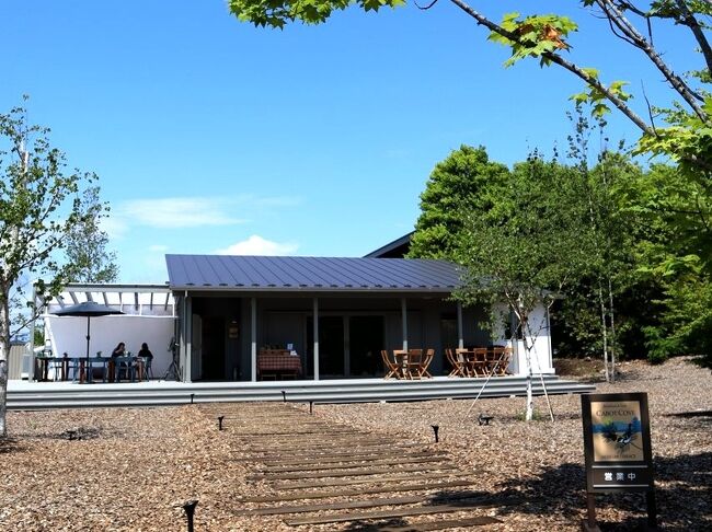 毎年のように訪れている大好きな軽井沢☆<br />旦那様が長野県出身なので、身近な土地なのかーと思いきや、なんと私と行くまで行ったことがないという…(笑)<br />勿体ないわー。<br /><br />そんな大好きな軽井沢に、昨年は訪れる事ができなかったので、今年こそは行かなきゃー!!<br />それも、会員になっているIHGのホテルができると聞いたら、そこに泊まるしか無いよね(笑)<br />南軽井沢交差点という、かなり微妙な立地の上に、パーソナルに送迎サービスやレンタサイクルなどもなく、不便さはちょっと気になったけれど、ホテル自体は快適で、良い感じのカジュアルさだったな♪<br />私は国内に3つあるインディゴホテルの中では1番好きなホテルになったわ。<br />お値段もそこそこリーズナブルで、割りに合っている気がするし♪<br /><br />2年ぶりの軽井沢で、美味しいものをいっぱい食べて、大満足~☆<br />2日目も、朝食にディナーに、テイクアウトに!!美味しいものに囲まれて、やっぱり美味しい軽井沢が大好きです~。<br />IHG系列のホテルができたってことで、1年に1度と言わず、、、<br />2度3度と行けたら良いな♪って思うけれど、やっぱり京都からは遠いんだよなぁー。それだけがネック!!<br /><br /><br />ホテルインディゴ軽井沢 https://karuizawa.hotelindigo.com/<br />カリヤドカフェ https://www.instagram.com/kariyado_cafe/<br />MMoP https://mmop.jp/<br />ハルニレテラス https://www.hoshino-area.jp/shop<br />丸山珈琲 https://www.hoshino-area.jp/archives/area/maruyamacoffee<br />欧風小料理無限 https://retty.me/area/PRE20/ARE227/SUB22702/100000821834/