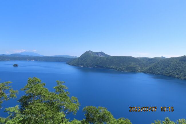 阪急交通社の7月6日～7月9日で7つの絶景をめぐる夏の北海道への旅に参加しました。　7月6日の羽田空港第一ターミナルでの集合時間が8時10分であったために空港近くのホテルに前泊しました。　当方の参加目的は今迄十分に行けなかったベストシーズンを迎える美瑛、富良野に行きたかったことと再び、美しい摩周湖及び知床連山の風景を見たかったことと層雲峡温泉に宿泊したかったことなどであります。　今回の旅は4回目でしたが、ベストシーズンに初めて行ったことでいろいろと収穫がありました。<br />旅の日程は次の通りです。<br />7月5日　前泊　　羽田空港に近いホテルに前泊<br />7月6日　羽田空港より新千歳空港、新千歳空港よりツアーバスで阿寒湖迄　阿寒湖温泉泊<br />7月7日　阿寒湖より湖巡り、阿寒湖、摩周湖，屈斜路湖、天都山展望台　層雲峡温泉泊<br />7月8日　層雲峡～美瑛、富良野　　　札幌泊<br />7月9日　札幌より新千歳空港、羽田空港へ<br /><br /><br /><br />*写真は久し振りに見られた摩周湖