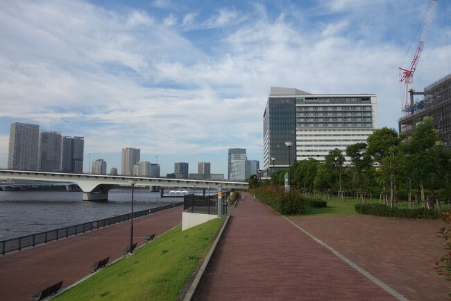 ラビスタ東京ベイへチェックインの後、豊洲ぐるり公園を散歩する。<br />レインボーブリッジ、スカイツリー、竹芝埠頭、お台場、有明、勝どき、晴海埠頭、日の出埠頭など沢山の景色を見ることができました。<br />散歩をしている人、釣をしている人、ジョギングをしている人、バーベキューなど様々な楽しみ方で楽しんでいました。<br />