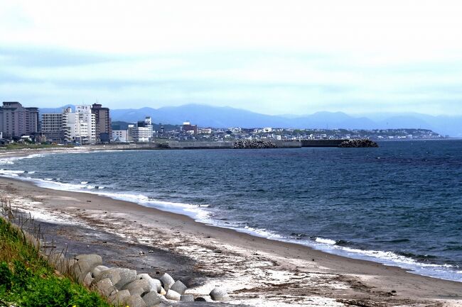 函館は北海道の玄関口、とよく言われるけど、年間どのくらい観光客が<br />訪れるのかちょっと函館市の統計を見てみました。<br />去年は約３５０万人、コロナ前の２０１９年は約５４０万人なので疫病神の<br />影響は観光地には相当の痛手をもたらしてるんでしょうね。<br />函館は札幌、旭川に次ぐ道内３番目の人口(約２５万人)ですが、ピーク時は<br />３２万人いたそうです。観光客減少・人口減少で大変だぁ～・・・<br />でもこのところホテルは乱立気味、よくわからない現象です。( ;∀;)<br /><br />&quot;ひま爺は余計な事考えないで呑んで食べて温泉入っていればイイの!!&quot;<br />という事で①からの続きを見てやってください。