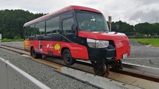 鉄印めぐりで唯一残っていた阿佐海岸鉄道。<br />ごくごく普通の鉄道から、DMV＝デュアル・モード・ビークルを用いて走る鉄道に変貌をとげました。<br /><br />デュアル・モード・ビークルとは、鉄道として線路の上も走り、道路の上はバスとして走ることのできる車両のこと。<br />水陸両用車のような、鉄陸両用車ともいうのかな。<br /><br />言ってみればバスがそのまま鉄道に乗り入れるようなもの。<br />昨年末から運行を始めており、ようやく訪れることができました。<br /><br />阿佐海岸鉄道は7年前にも訪れました。<br />当時の画像も一部旅行記に載せてあります。<br />※2015年の旅行記<br />https://4travel.jp/travelogue/10986898<br /><br />航空券単体がなにげに高かったので、徳島in－高知outのパッケージ。<br />さらに、安いフライトを選んだところ、最終便出発で帰りは現地始発便という初日と最終日は現地での時間をほとんど使えないスケジュールになってしまいました。<br /><br /><br />■スケジュール<br />7/8金　羽田－徳島　徳島（泊）<br />7/9土　徳島－阿佐海岸鉄道－室戸岬　室戸岬（泊）<br />7/10日　室戸岬－安芸－高知　高知（泊）<br />7/11月　高知－羽田<br /><br /><br />■フライト<br />JAL　羽田－徳島//高知－羽田＋徳島の宿1泊<br />JTBMySTYLEダイナミックパッケージ　航空券＋宿泊 <br />24,900円×50%＝12,450円<br /><br /><br />■やど<br />7/8　徳島　ＪＲホテルクレメント徳島　パッケージに込み（朝食付）<br />7/9　室戸岬　室戸荘　6,950円（2食付）<br />　一緒に行ったMattYさん予約　<br />7/10　高知　ホテル楽家　櫻舘　（食事なし）<br />  じゃらんで予約　3,500円－じゃらんクーポン2,000円＝1,500円<br /><br />■一緒に行った旅友<br />MattYさん